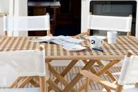 Table en Teck pliante type caillebotis et fauteuils Teck et Batyline pliants