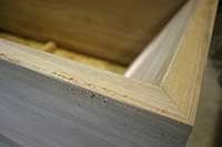 D�tail d'assemblage d'angle d'une baignoire en Teck massif en fabrication