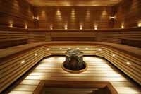 Grand sauna sur mesure avec estrade et mur de verre