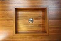 D�tail de vasque en teck int�gr�e dans le plan vasque