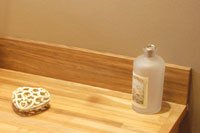 Plinthe en Teck massif sur arri�re de plan de travail