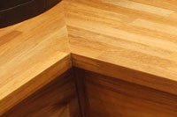 Jonction d'angle de deux plans de travail en Teck massif lamell�-coll�
