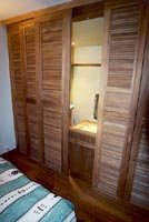 Cloison � portes coulissantes sur mesure en Teck massif et persiennes