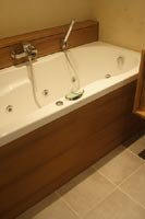 Tablier de baignoire en bois, en Teck