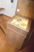 Meuble de rangement en Teck pour salle de bain avec vitrine �clair�e sur le dessus; sur mesure