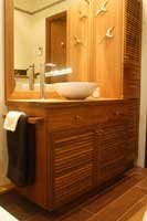 Meuble vasque � portes persiennes en Teck