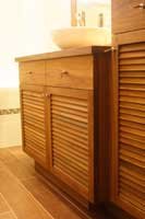 Meuble vasque en Teck � portes persiennes