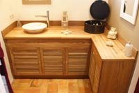 Meuble vasque d'angle en Teck, � portes persiennes