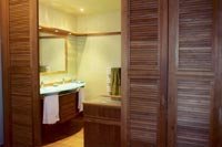 Suite parentale en Teck avec cloison a portes persiennes coulissantes, parquet Teck massif, douche italienne, meuble vasque