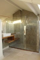 Salle de bain et cabine de douche - Agencement en Teck, verre, et b�ton cir�