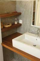 Etag�res en Teck sur mesure pour coin toilette