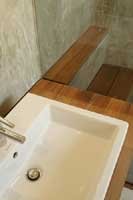 Plan vasque en Teck et �tag�re dans la douche