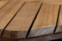 Terrasse / deck caillebotis en Teck massif autour d'un spa